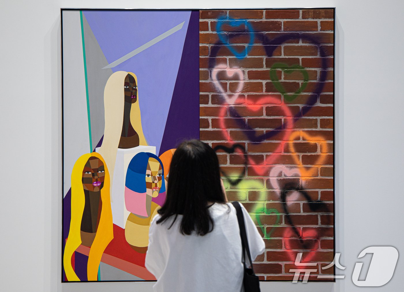 본문 이미지 - 2일 오전 서울 용산구 APMA 캐비닛에서 열린 데릭 애덤스의 국내 첫 개인전 'The Strip' 기자간담회를 찾은 취재진들이 전시 작품을 살펴보고 있다. 이번 전시에서 애덤스는 자신의 브루클린 작업실 주변과 전 세계 곳곳에 위치한 뷰티 매장의 윈도우 디스플레이에서 영감을 받아 제작한 회화 산작들을 선보인다. 전시는 이달 3일부터 10월 12일까진 열린다. 2024.9.2/뉴스1 ⓒ News1 이재명 기자