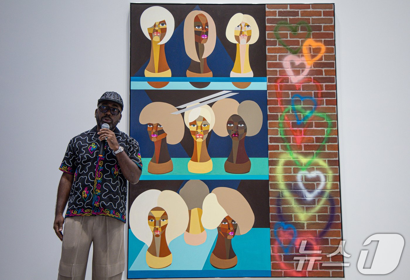 본문 이미지 - 데릭 애덤스가 2일 오전 서울 용산구 APMA 캐비닛에서 열린 자신의 국내 첫 개인전 &#39;The Strip&#39; 기자간담회에서 작품 설명을 하고 있다. 이번 전시에서 애덤스는 자신의 브루클린 작업실 주변과 전 세계 곳곳에 위치한 뷰티 매장의 윈도우 디스플레이에서 영감을 받아 제작한 회화 신작들을 선보인다. 전시는 이달 3일부터 10월 12일까진 열린다. 2024.9.2/뉴스1 ⓒ News1 이재명 기자