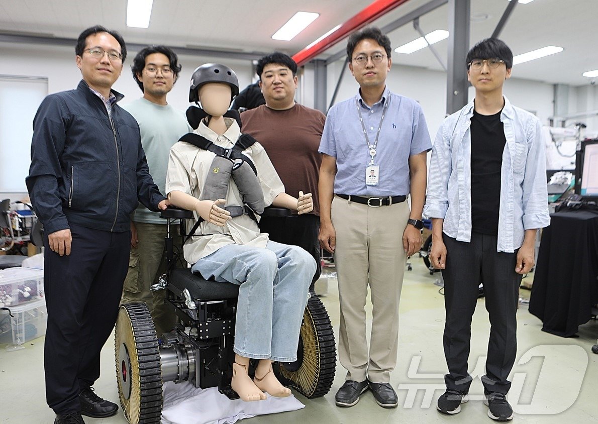 본문 이미지 - 한국기계연구원 AI로봇연구소 첨단로봇연구센터 송성혁 책임연구원(오른쪽 두번째)과 박동일 센터장(맨 왼쪽), 박종우 선임연구원(왼쪽 세번째) 등이 기념촬영을 하고 있다. (KIMM 제공)/뉴스1