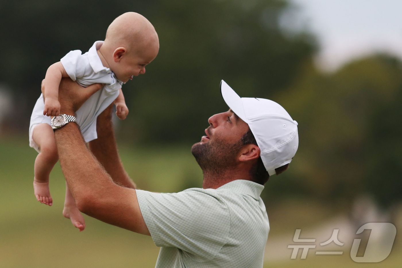 본문 이미지 - 스코티 셰플러(미국)가 2일(한국시간) PGA 투어 챔피언십 우승 후 아들을 들어올리며 기뻐하고 있다. ⓒ AFP=뉴스1