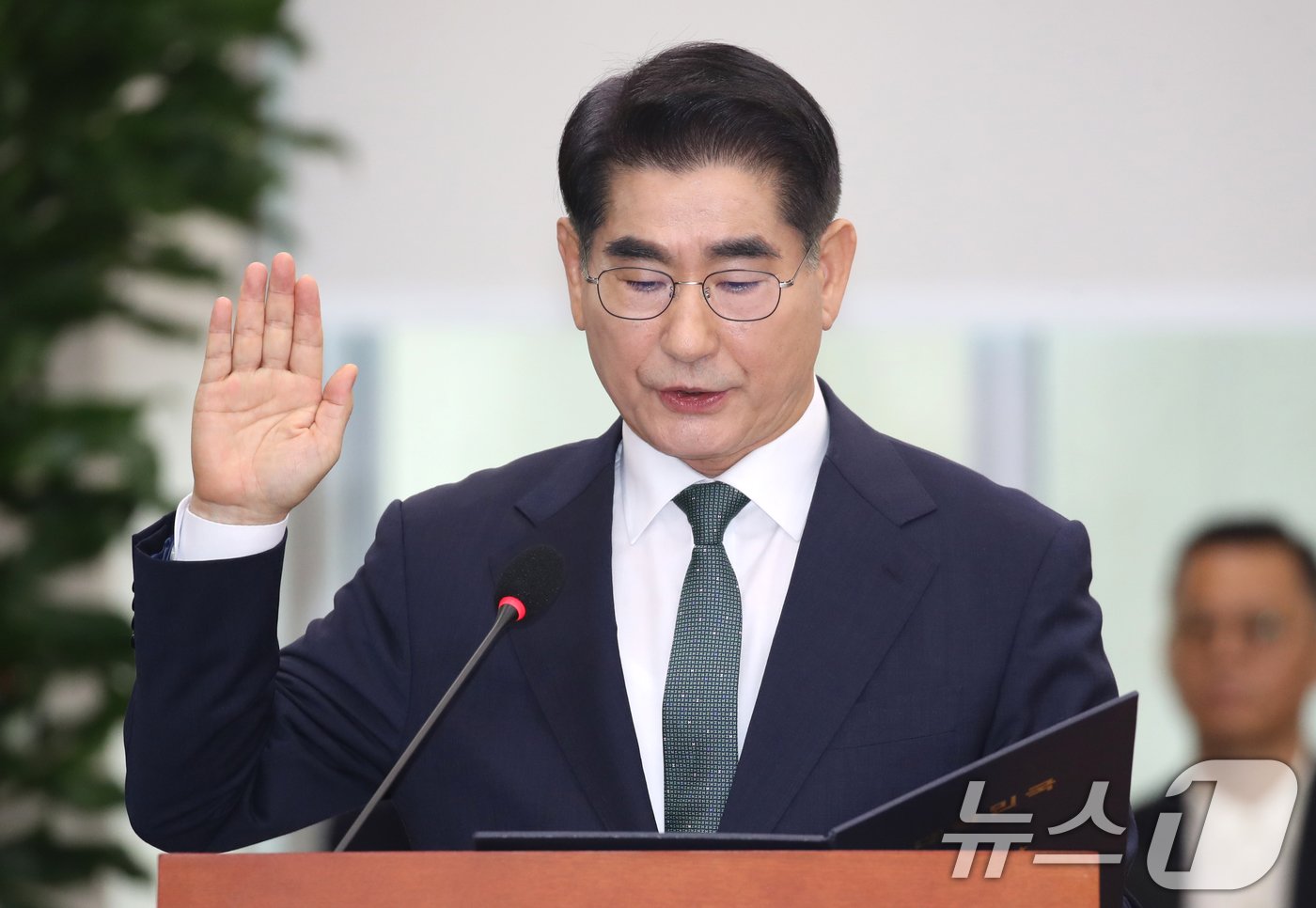 본문 이미지 - 김용현 국방부장관 후보자가 2일 오전 서울 여의도 국회 국방위원회 전체회의장에서 열린 인사청문회에 출석해 선서하고 있다. 2024.9.2/뉴스1 ⓒ News1 이광호 기자