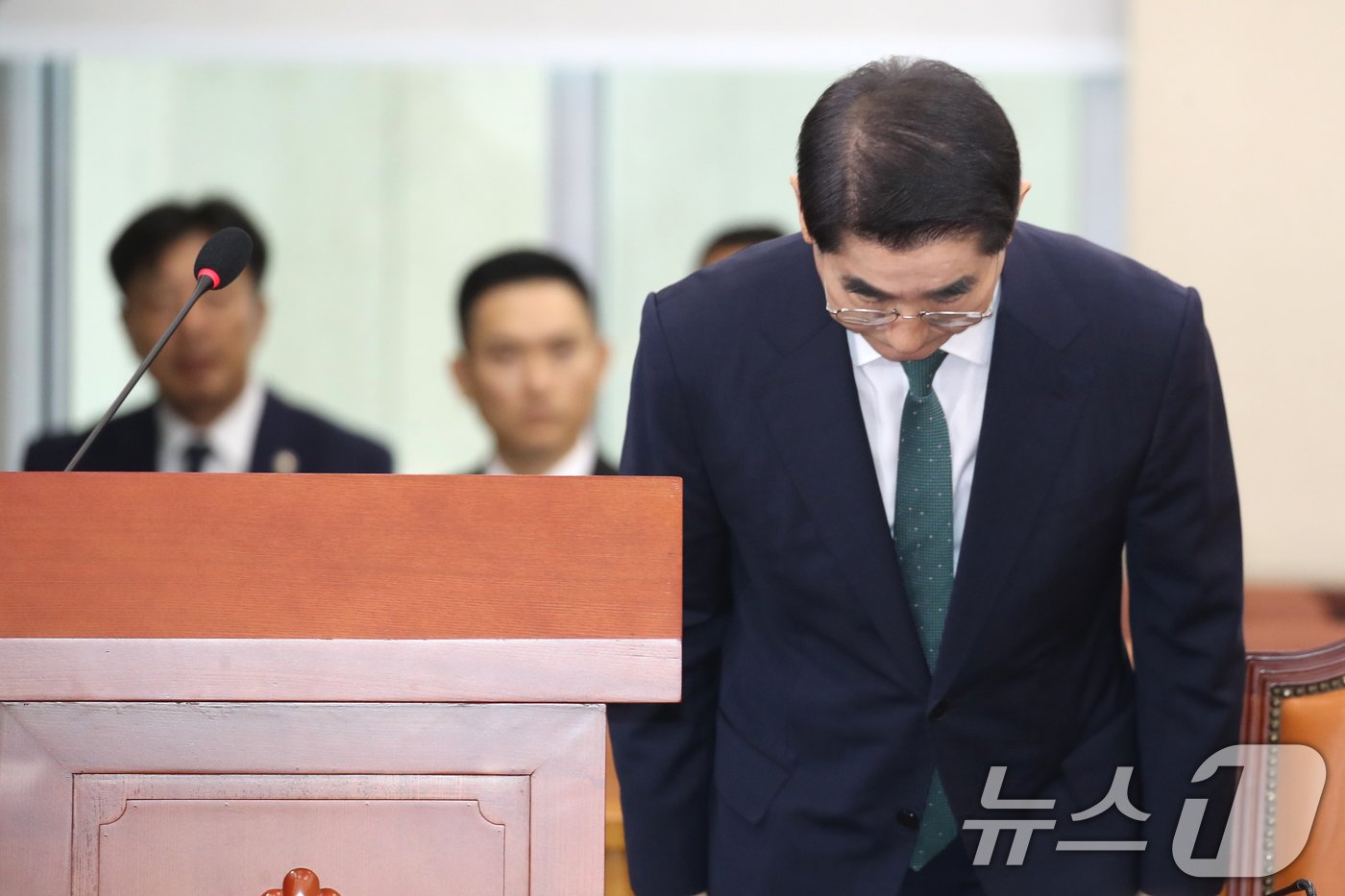 본문 이미지 - 김용현 국방부장관 후보자가 2일 오전 서울 여의도 국회 국방위원회 전체회의장에서 열린 인사청문회에 출석해 인사하고 있다. 2024.9.2/뉴스1 ⓒ News1 이광호 기자