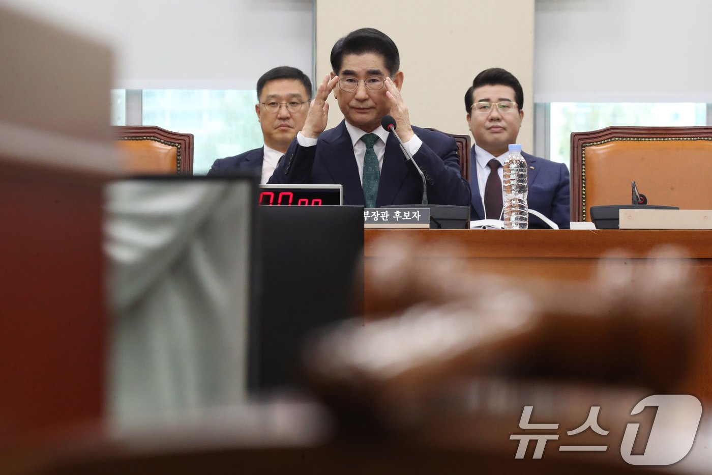 본문 이미지 - 김용현 국방부장관 후보자가 2일 오전 서울 여의도 국회 국방위원회 전체회의장에서 열린 인사청문회에 출석해 안경을 올려쓰고 있다. 2024.9.2/뉴스1 ⓒ News1 이광호 기자