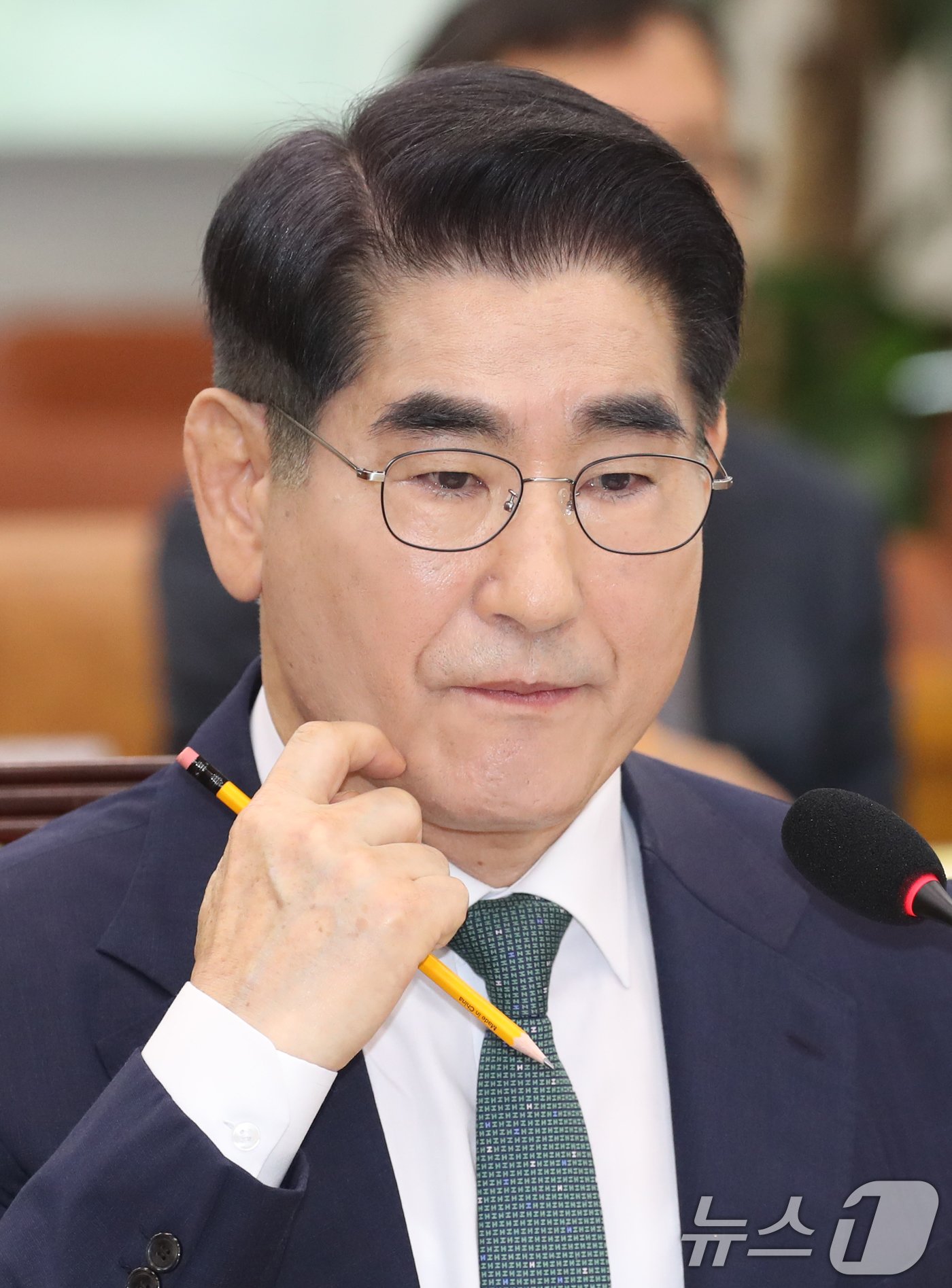 본문 이미지 - 김용현 국방부장관 후보자가 2일 오전 서울 여의도 국회 국방위원회 전체회의장에서 열린 인사청문회에 출석해 의원 질의를 듣고 있다. 2024.9.2/뉴스1 ⓒ News1 이광호 기자