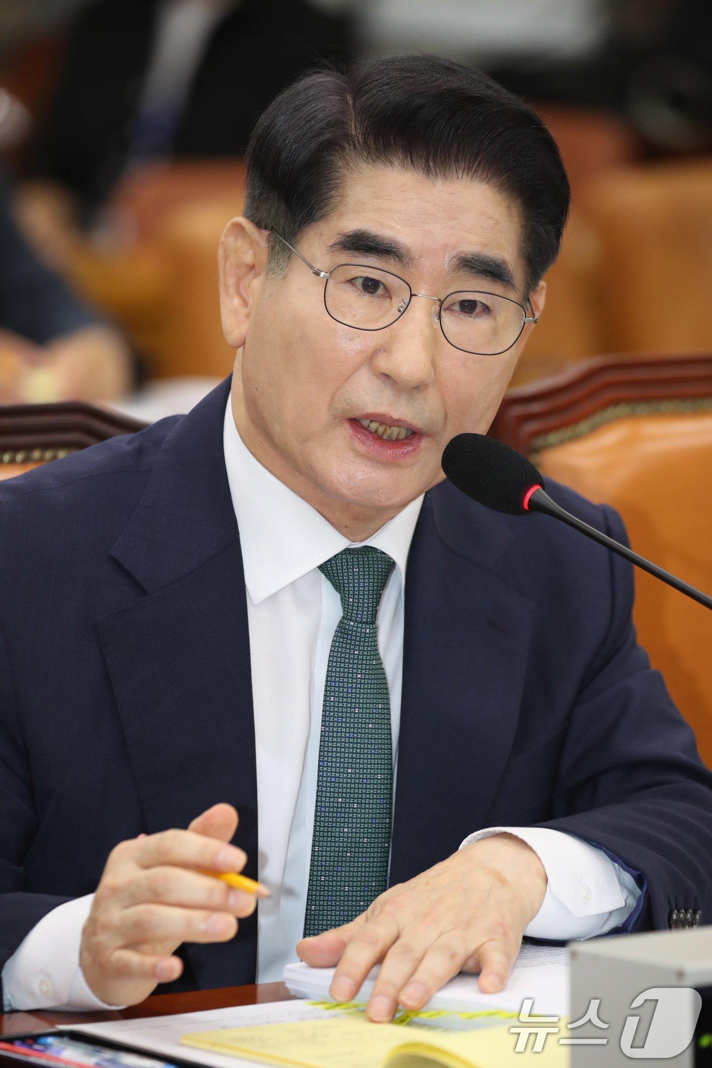 본문 이미지 - 김용현 국방부장관 후보자가 2일 오전 서울 여의도 국회 국방위원회 전체회의장에서 열린 인사청문회에 출석해 의원 질의에 답하고 있다. 2024.9.2/뉴스1 ⓒ News1 이광호 기자