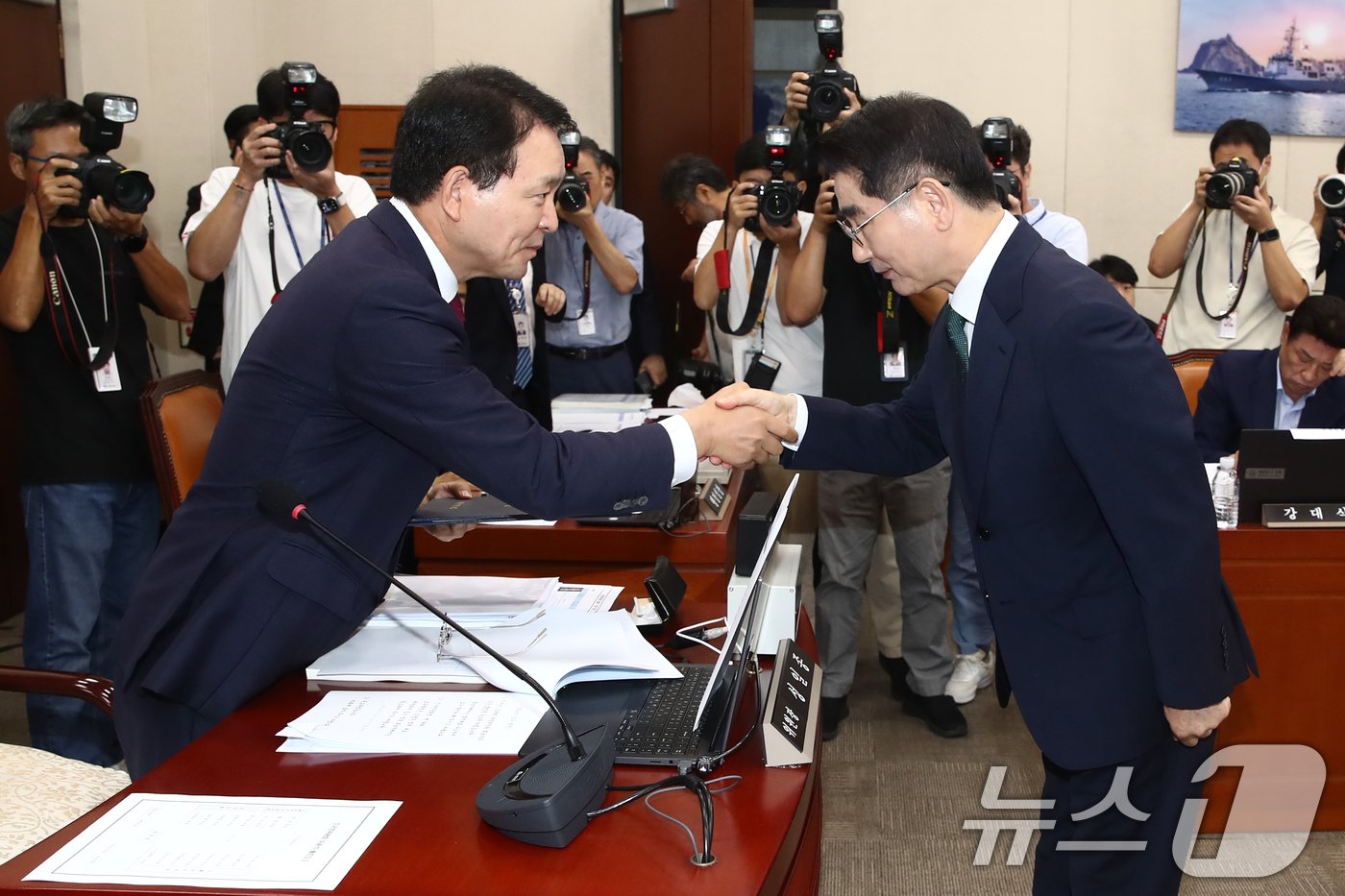 본문 이미지 - 김용현 국방부장관 후보자가 2일 오전 서울 여의도 국회 국방위원회 전체회의장에서 열린 인사청문회에 출석해 선서문을 성일종 위원장에게 제출한 뒤 악수하고 있다. 2024.9.2/뉴스1 ⓒ News1 이광호 기자