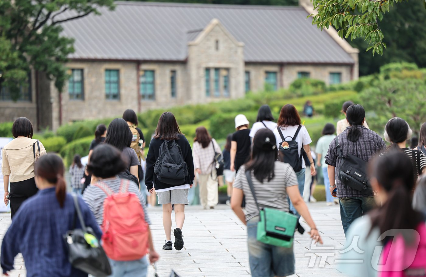 전국 대부분 대학 개강일인 2일 서울 시내 한 대학교 교정이 학생들로 붐비고 있다. 2024.9.2/뉴스1 ⓒ News1 김도우 기자