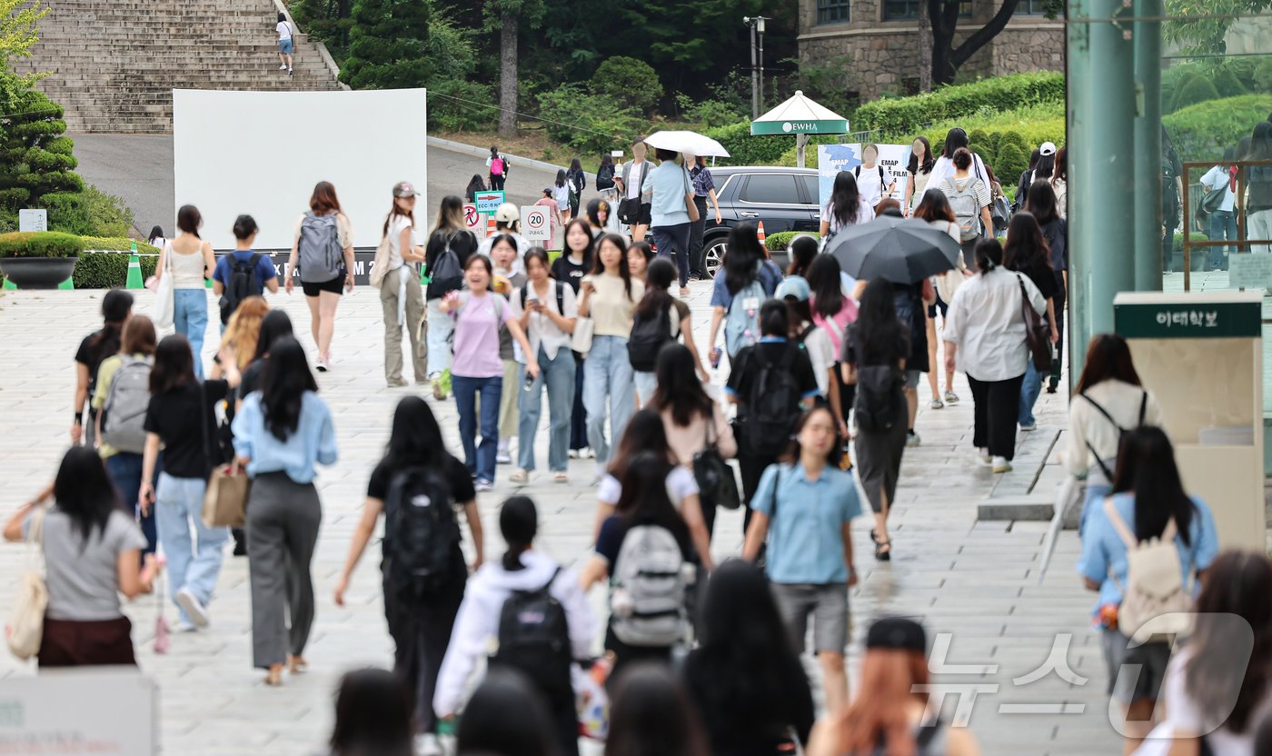 전국 대부분 대학 개강일인 2일 서울 시내 한 대학교 교정이 학생들로 붐비고 있다. 2024.9.2/뉴스1 ⓒ News1 김도우 기자