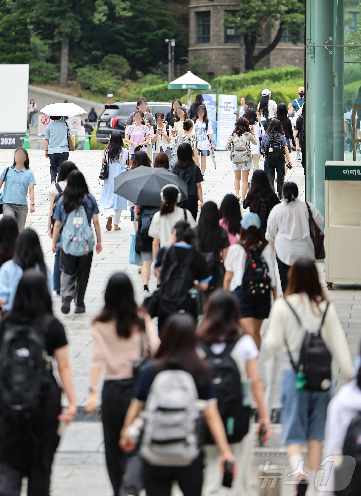 전국 대부분 대학 개강일인 2일 서울 시내 한 대학교 교정이 학생들로 붐비고 있다. 2024.9.2/뉴스1 ⓒ News1 김도우 기자