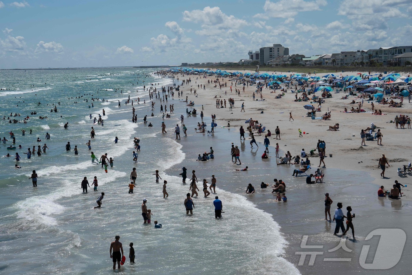 (라이츠빌 비치 AFP=뉴스1) 유수연 기자 = 1일(현지시간) 사람들로 붐비는 미국 노스캐롤라이나주 라이츠빌 비치. 미국 교통당국은 이번 노동절에 공항, 고속도로, 해변, 테마파 …