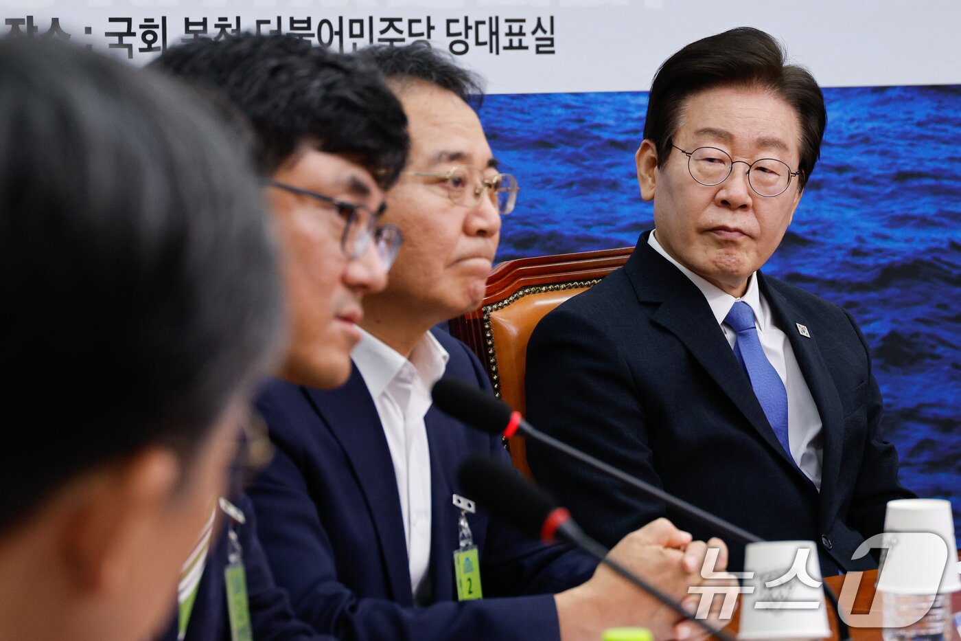 본문 이미지 - 이재명 더불어민주당 대표가 2일 서울 여의도 국회에서 열린 더불어민주당 의료대란대책특위-대한응급학회 응급의료 비상사태 간담회에 참석해 조항주 대한외상학회 이사장 발언을 듣고 있다. 2024.9.2/뉴스1 ⓒ News1 안은나 기자