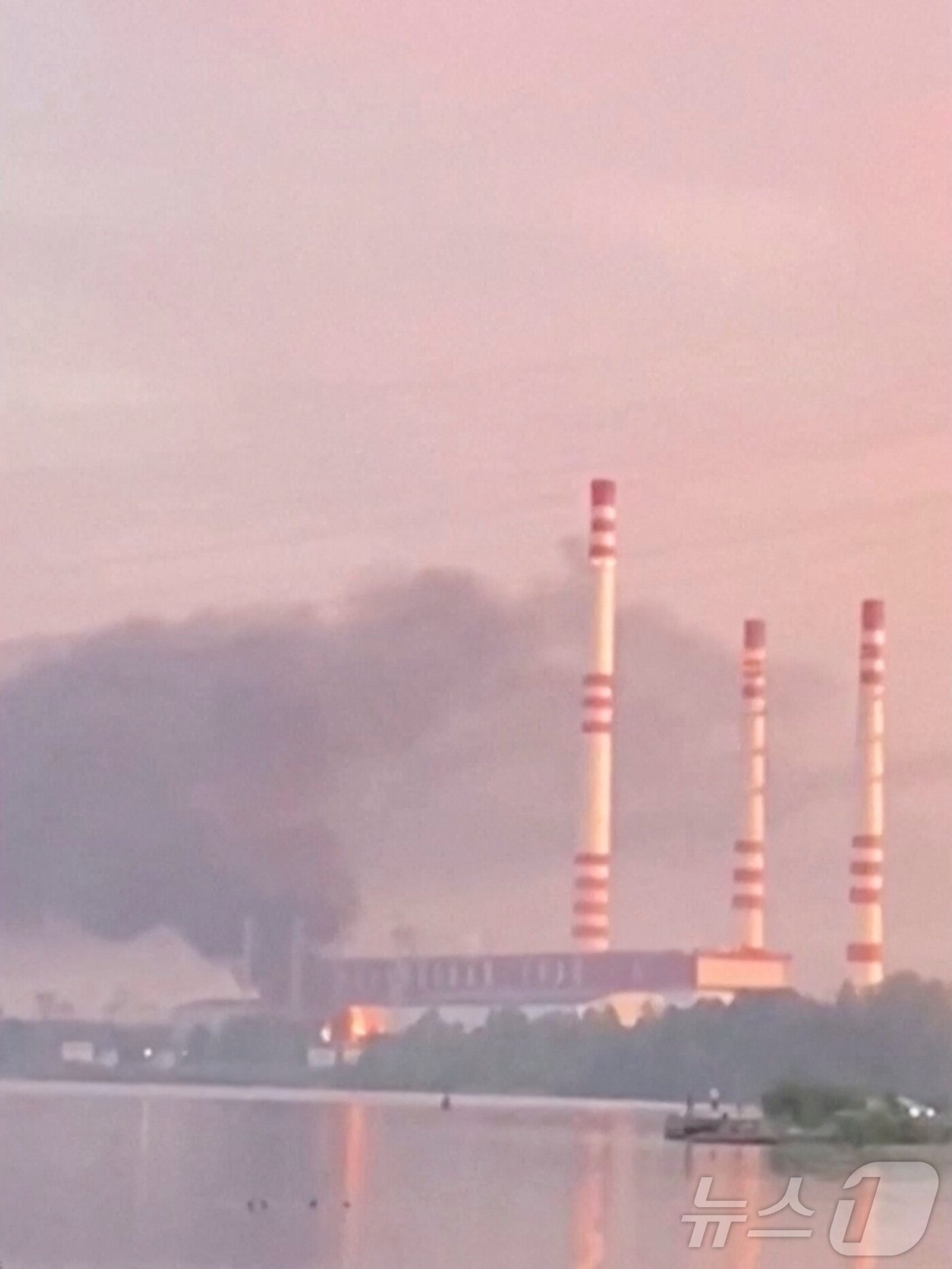 본문 이미지 - 1일&#40;현지시간&#41; 러시아 트베르 지역에 있는 발전소가 우크라이나 드론 공격을 받아 화재가 발생한 모습이 보인다. 2024.09.02 ⓒ 로이터=뉴스1 ⓒ News1 우동명 기자