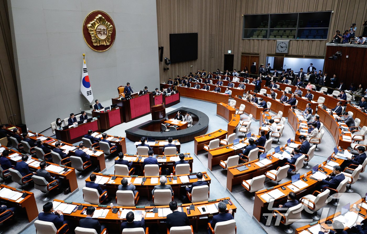 본문 이미지 - 박정 국회 예산결산특별위원회 위원장이 2일 오전 서울 여의도 국회에서 열린 제418회국회&#40;정기회&#41; 제1차 예결위 전체회의에서 의사봉을 두드리고 있다. 2024.9.2/뉴스1 ⓒ News1 안은나 기자