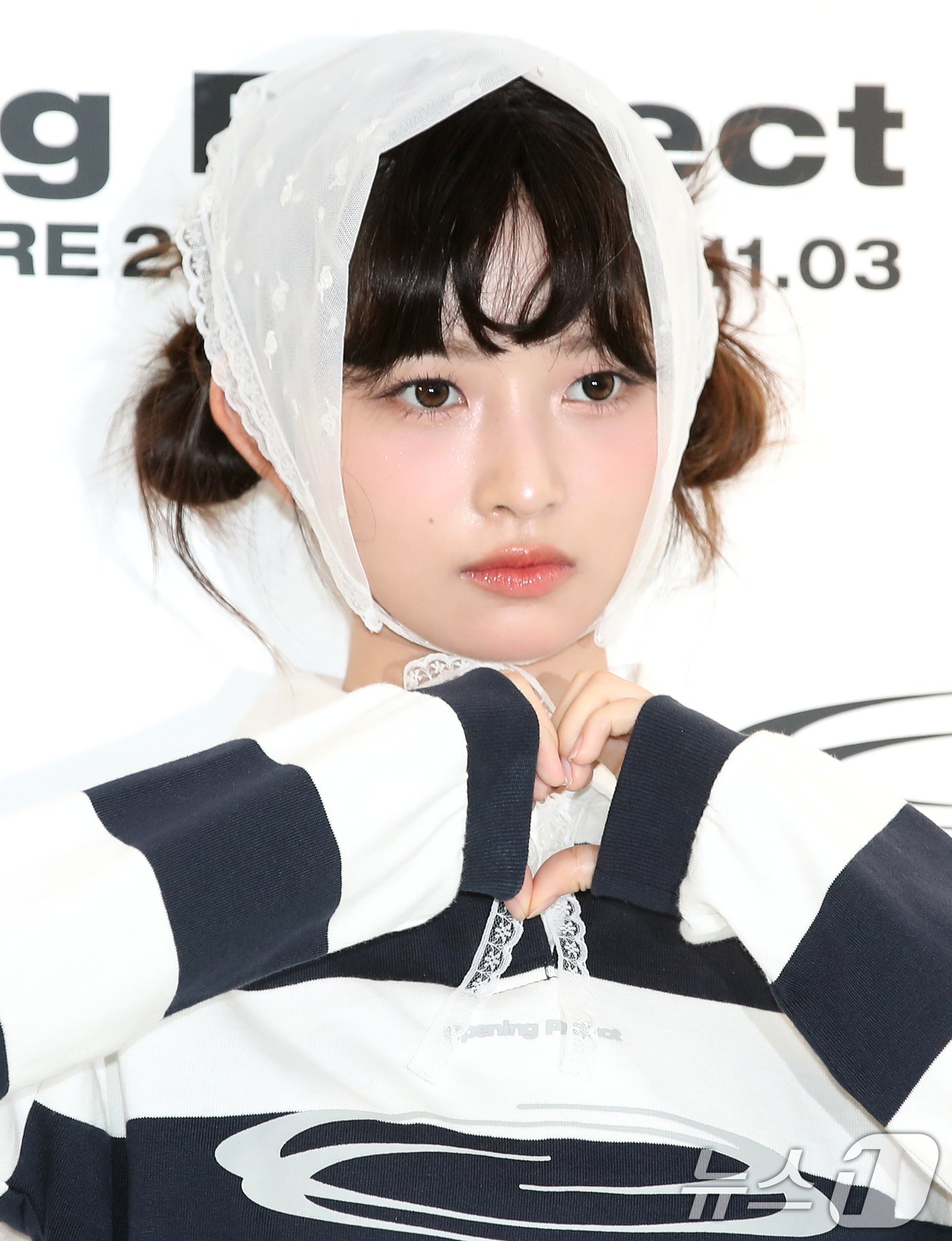 본문 이미지 - 아이브 레이가 2일 서울 성동구 오프닝프로젝트 성수 팝업스토어에서 열린 오픈 행사에 참석해 하트를 그리고 있다. ⓒ News1 권현진 기자