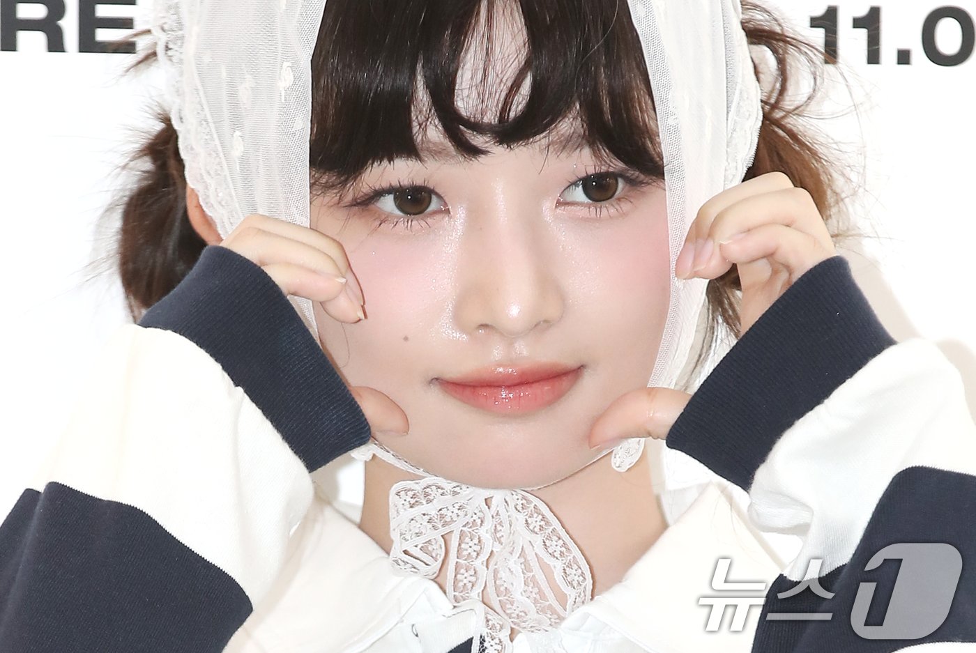 본문 이미지 - 아이브 레이가 2일 서울 성동구 오프닝프로젝트 성수 팝업스토어에서 열린 오픈 행사에 참석해 볼 하트 포즈를 취하고 있다. ⓒ News1 권현진 기자