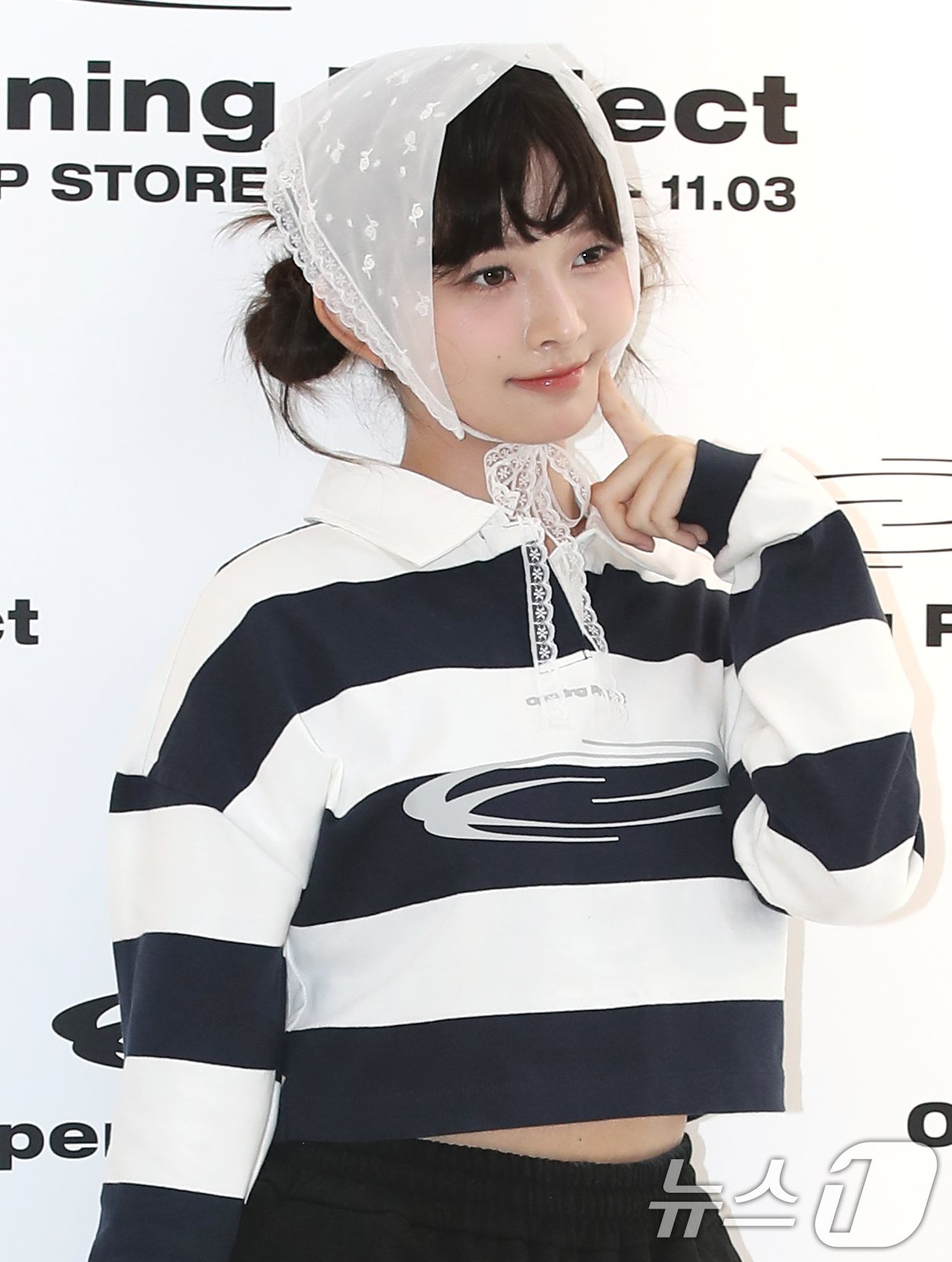 본문 이미지 - 아이브 레이가 2일 서울 성동구 오프닝프로젝트 성수 팝업스토어에서 열린 오픈 행사에 참석해 볼 콕 포즈를 취하고 있다. ⓒ News1 권현진 기자