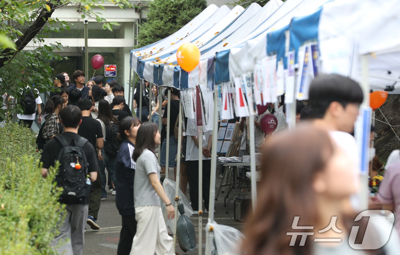 개강 첫 날인 2일 오후 경기 수원시 영통구 아주대학교에서 열린 동아리 박람회에서 학생들이 다양한 동아리 체험을 하고 있다. 2024.9.2/뉴스1 ⓒ News1 김영운 기자