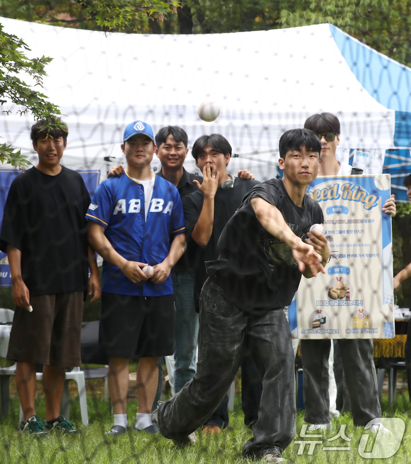 개강 첫 날인 2일 오후 경기 수원시 영통구 아주대학교에서 열린 동아리 박람회에서 학생들이 다양한 동아리 체험을 하고 있다. 2024.9.2/뉴스1 ⓒ News1 김영운 기자