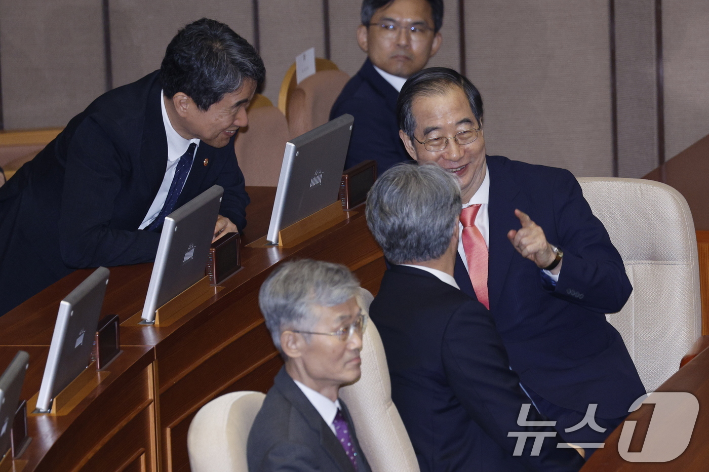 (서울=뉴스1) 안은나 기자 = 한덕수 국무총리 등 국무위원들이 2일 오후 서울 여의도 국회 본회의장에서 열린 제22대 국회 개원식 겸 제418회 국회(정기회) 개회식에서 대화를 …