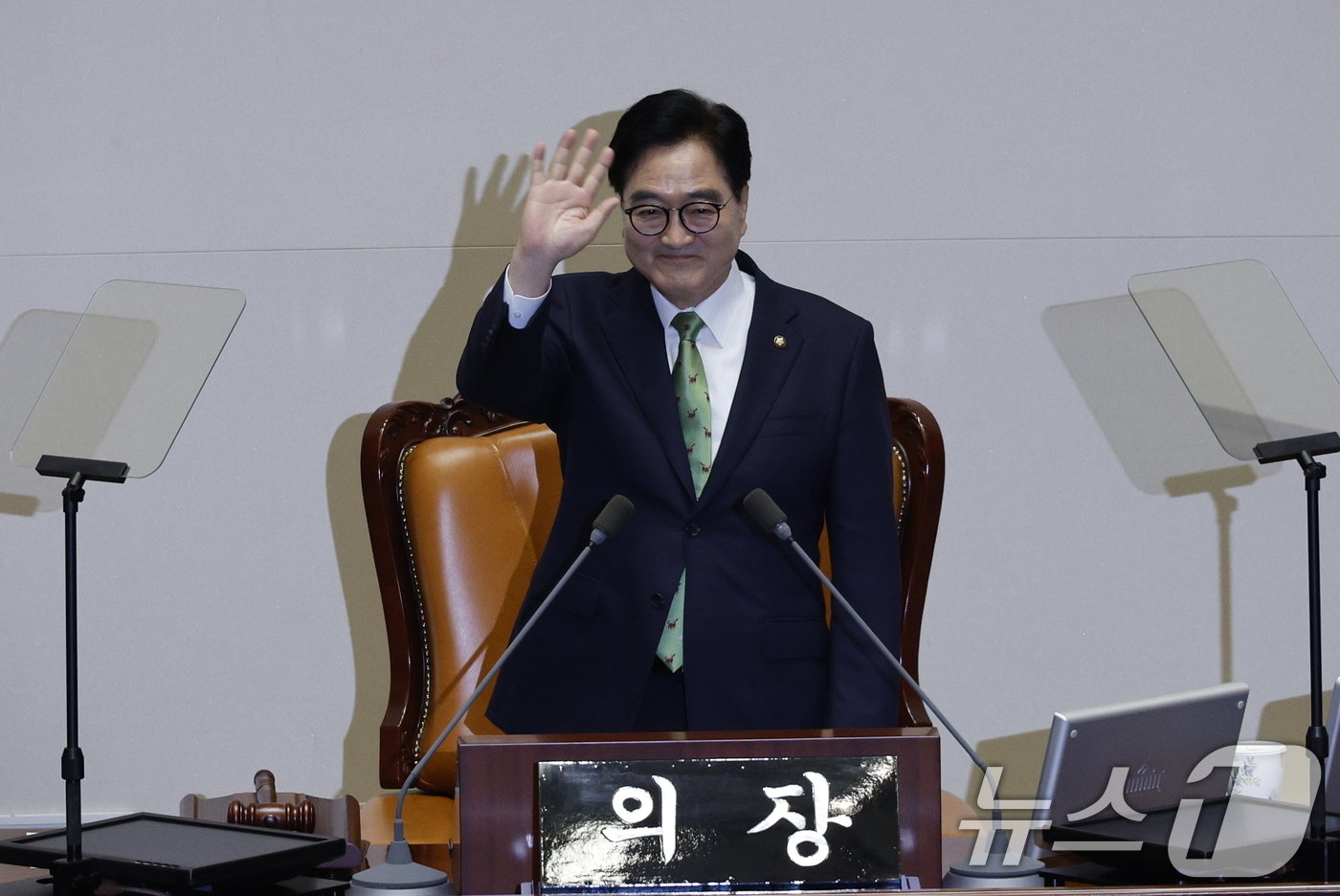 본문 이미지 - 우원식 국회의장이 2일 오후 서울 여의도 국회 본회의장에서 열린 제22대 국회 개원식 겸 제418회 국회(정기회) 개회식에서 초대 내빈들을 향해 손인사를 하고 있다. 2024.9.2/뉴스1 ⓒ News1 안은나 기자