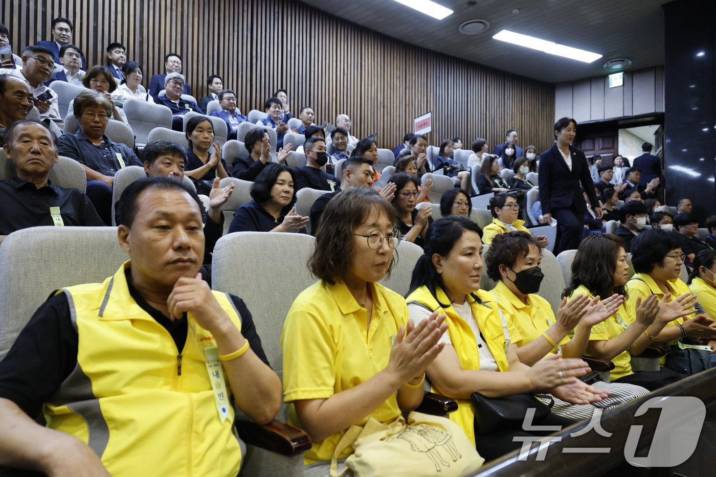 본문 이미지 - 세월호 참사 유족들이 2일 오후 서울 여의도 국회 본회의장에서 열린 제22대 국회 개원식 겸 제418회 국회(정기회) 개회식에 참석하고 있다. 2024.9.2/뉴스1 ⓒ News1 안은나 기자