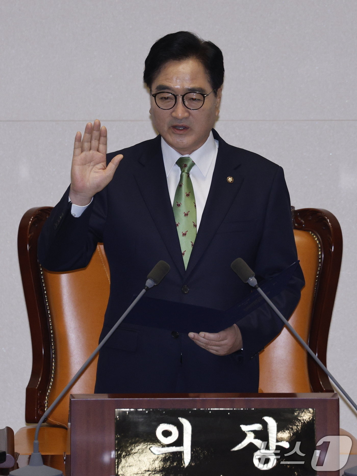 본문 이미지 - 우원식 국회의장이 2일 오후 서울 여의도 국회 본회의장에서 열린 제22대 국회 개원식 겸 제418회 국회(정기회) 개회식에서 선서를 하고 있다. 2024.9.2/뉴스1 ⓒ News1 안은나 기자