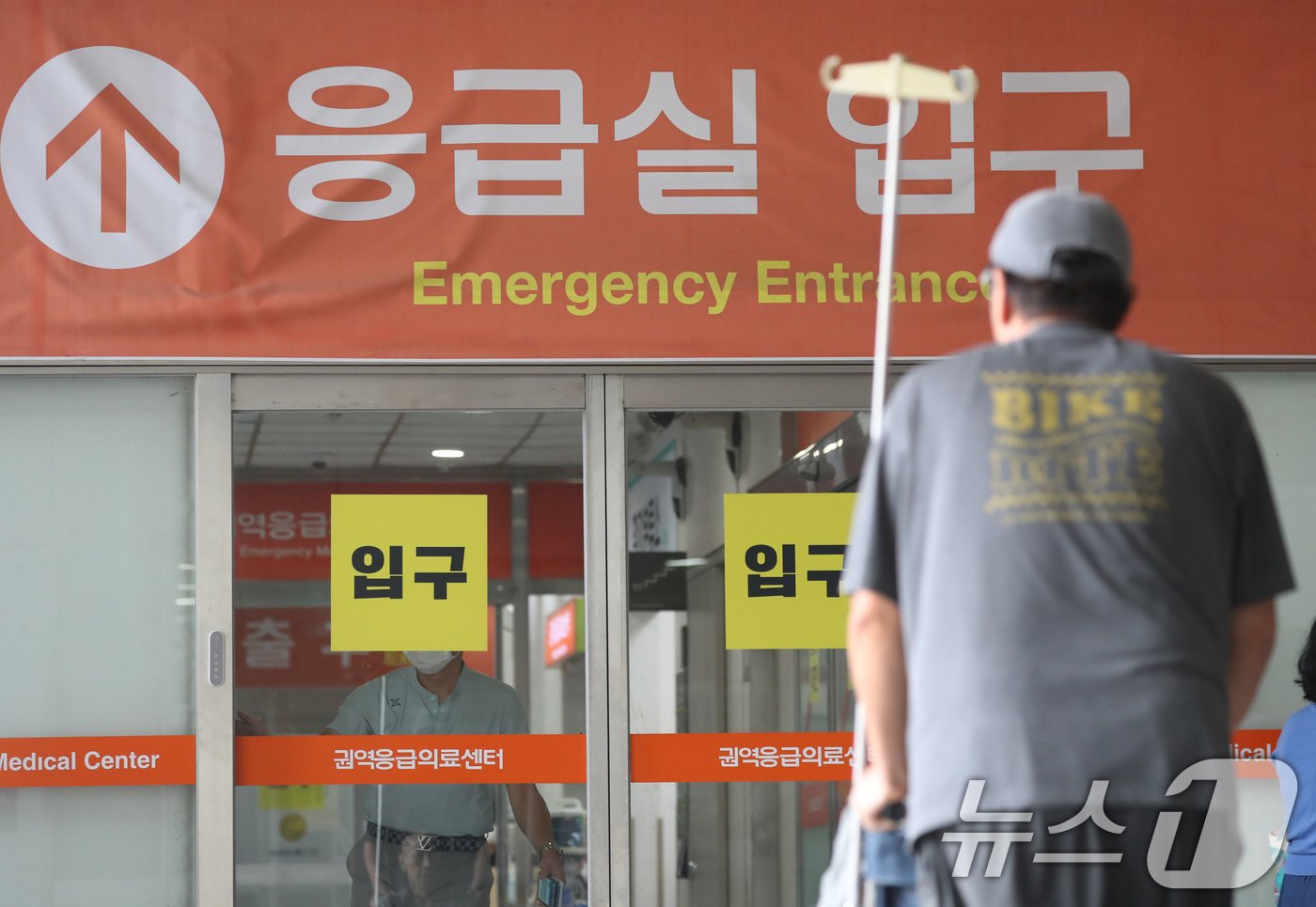 본문 이미지 - 2일 경기 수원시 영통구 아주대학교병원 응급실 앞으로 환자가 지나가고 있다. 2024.9.2/뉴스1 ⓒ News1 김영운 기자