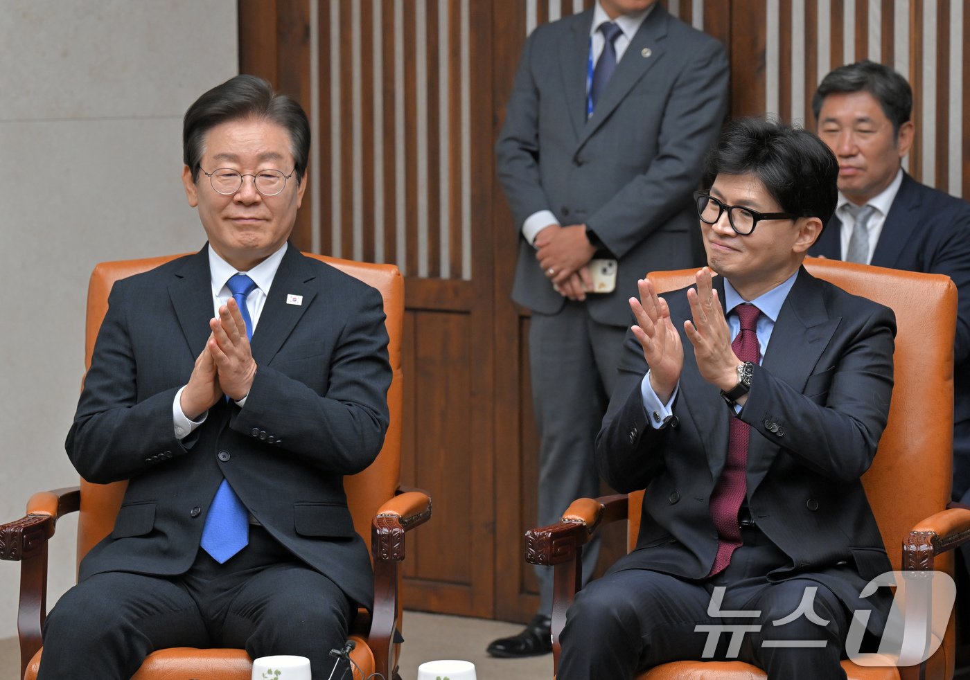 한동훈 국민의힘 대표&#40;오른쪽&#41;와 이재명 더불어민주당 대표가 2일 오후 서울 여의도 국회본청 의장접견실에서 열린 제22대국회 개원식 겸 정기회 개회식 사전환담에서 우원식 국회의장의 모두발언에 손뼉치고 있다. 2024.9.2/뉴스1 ⓒ News1 국회사진취재단