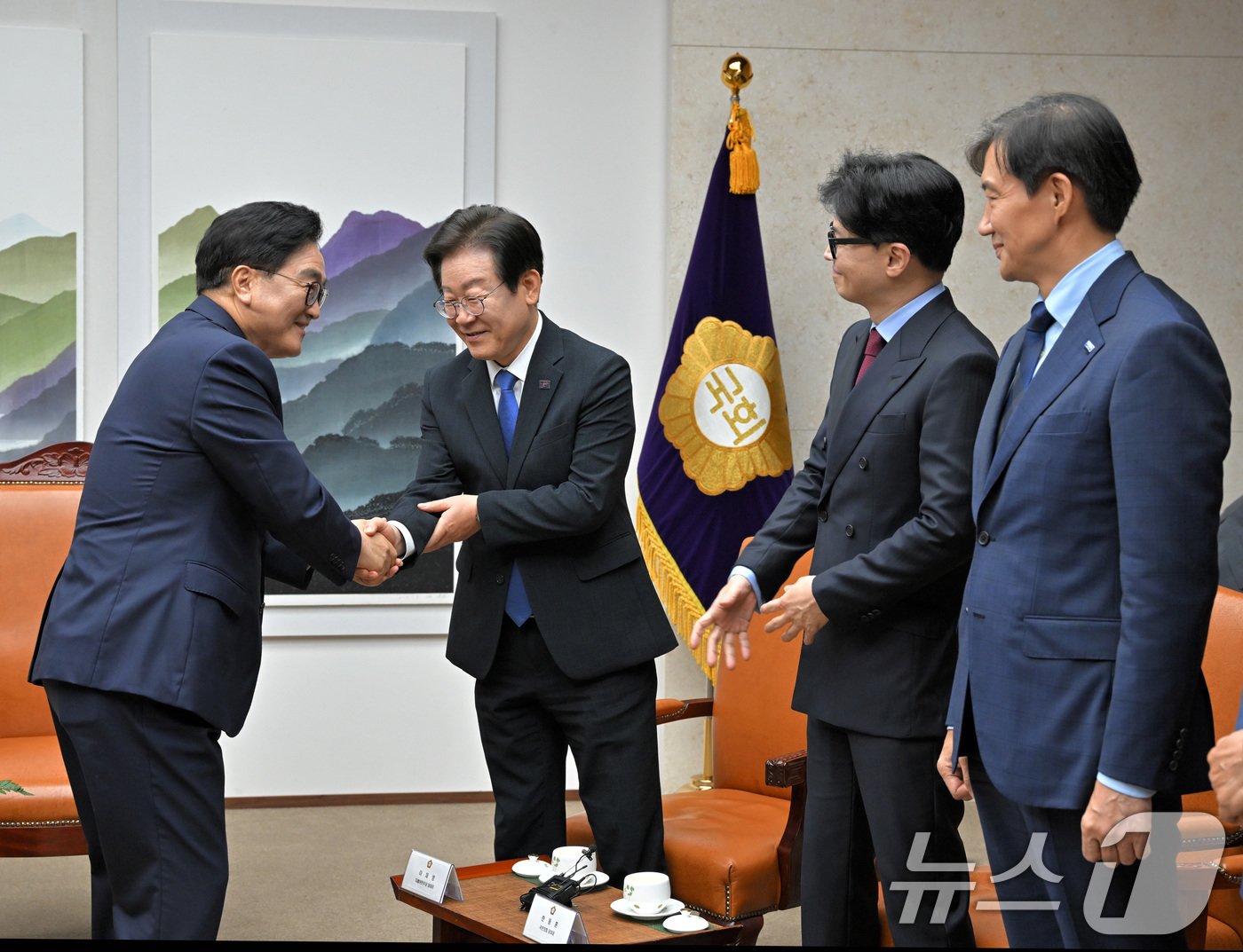 우원식 국회의장&#40;왼쪽부터&#41;이 2일 오후 서울 여의도 국회본청 의장접견실에서 열린 제22대국회 개원식 겸 정기회 개회식 사전환담에서 이재명 더불어민주당 대표, 한동훈 국민의힘 대표, 조국 조국혁신당 대표와 인사를 나누고 있다. 2024.9.2/뉴스1 ⓒ News1 국회사진취재단