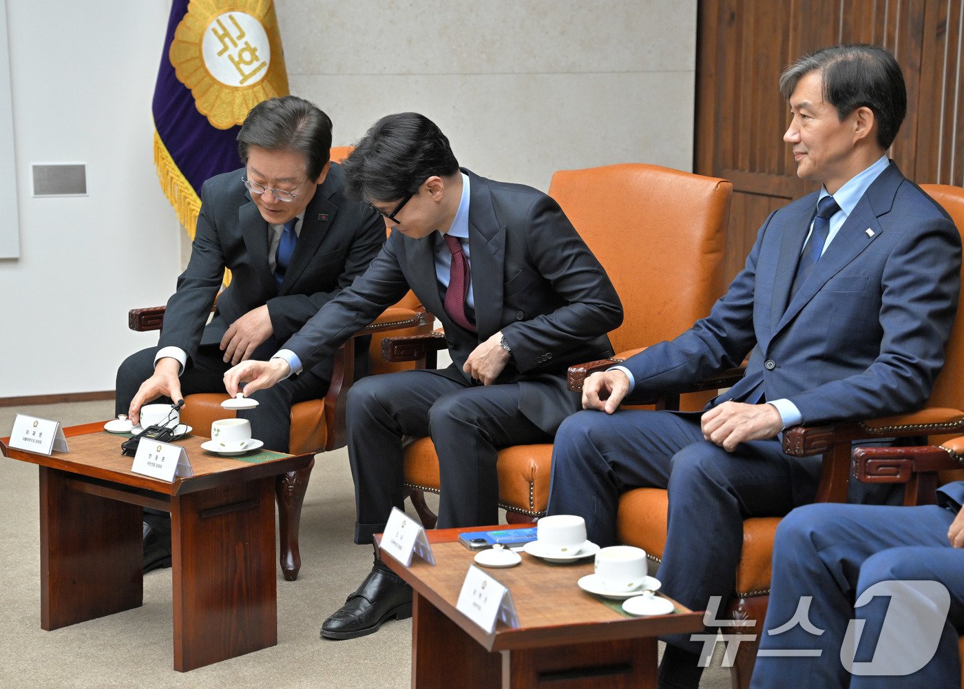 한동훈 국민의힘 대표와 이재명 더불어민주당 대표가 2일 오후 서울 여의도 국회본청 의장접견실에서 열린 제22대국회 개원식 겸 정기회 개회식 사전환담에서 대화하고 있다. 2024.9.2/뉴스1 ⓒ News1 국회사진취재단