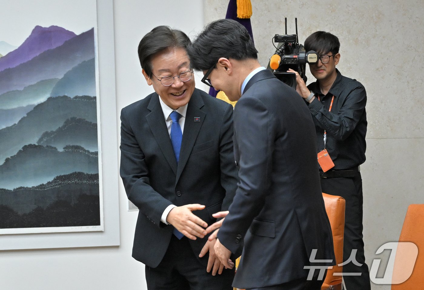 본문 이미지 - 한동훈 국민의힘 대표와 이재명 더불어민주당 대표가 2일 오후 서울 여의도 국회본청 의장접견실에서 열린 제22대국회 개원식 겸 정기회 개회식 사전환담에서 인사하고 있다. 2024.9.2/뉴스1 ⓒ News1 국회사진취재단