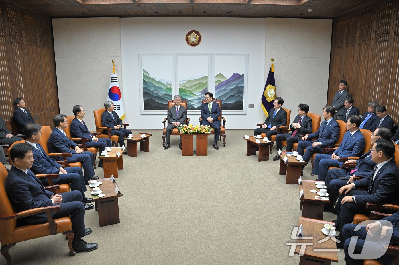 본문 이미지 - 우원식 국회의장이 2일 오후 서울 여의도 국회본청 의장접견실에서 열린 제22대국회 개원식 겸 정기회 개회식 사전환담에서 발언하고 있다.2024.9.2/뉴스1 ⓒ News1 국회사진취재단