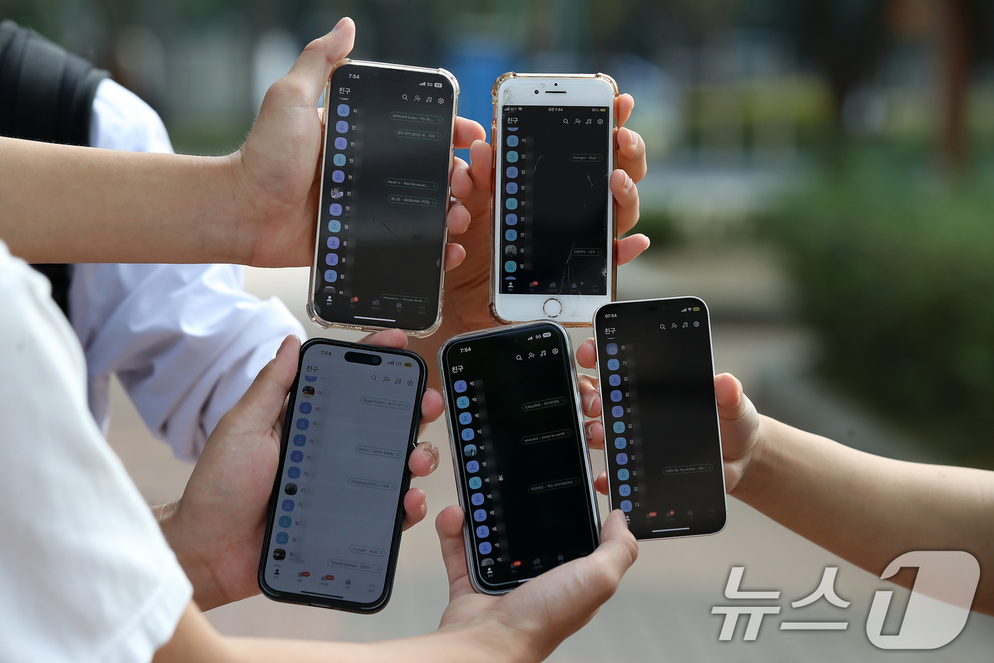 (대구=뉴스1) 공정식 기자 = 2일 오전 대구의 한 고등학교 앞에서 등굣길 학생들이 프로필 사진(프사)이 대부분 삭제된 카카오톡 친구목록을 보여주고 있다.최근 청소년들의 딥페이크 …