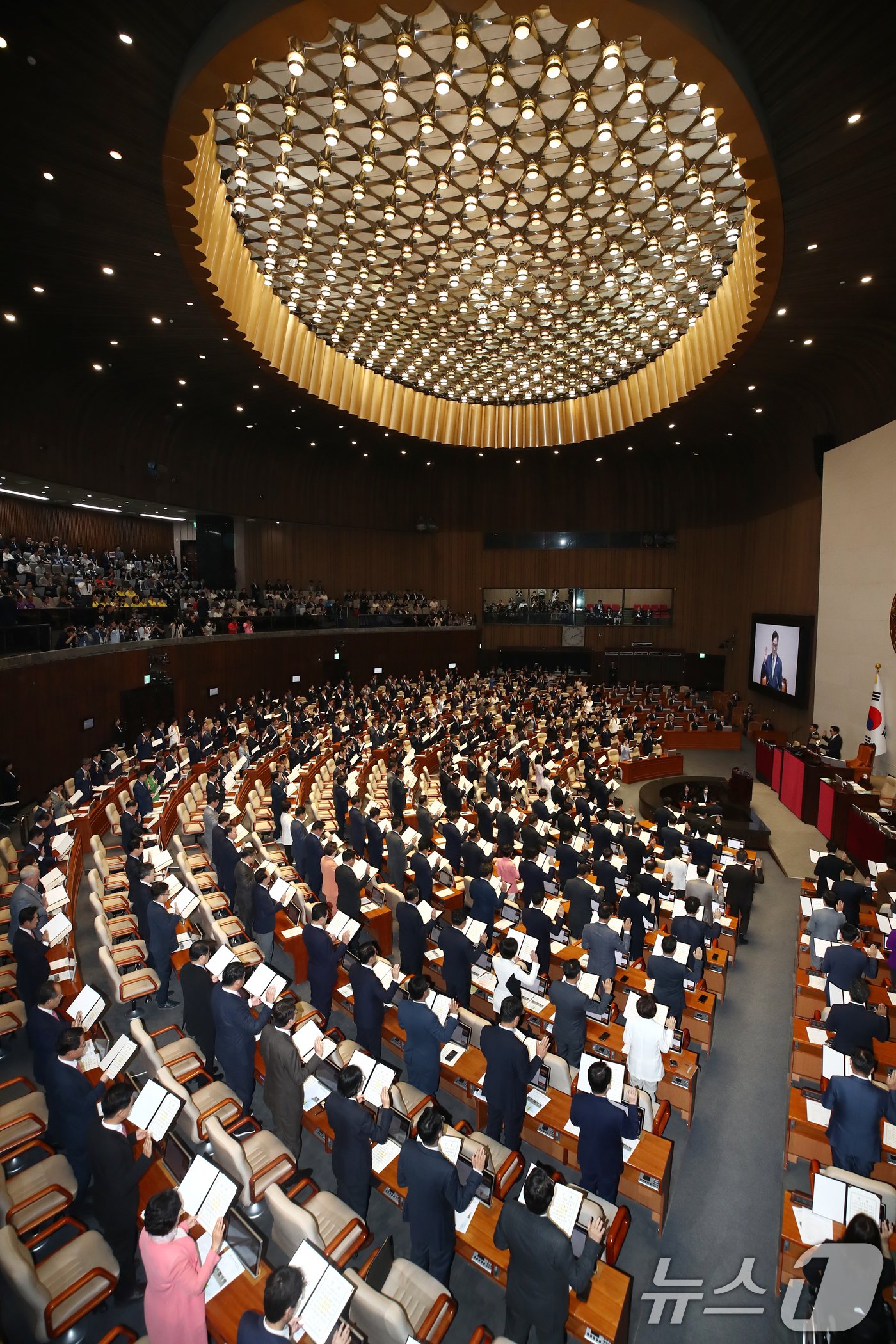 제22대 국회의원들이 2일 오후 서울 여의도 국회 본회의장에서 열린 국회 개원식 겸 제418회 국회&#40;정기회&#41; 개회식에서 선서를 하고 있다. 2024.9.2/뉴스1 ⓒ News1 이광호 기자