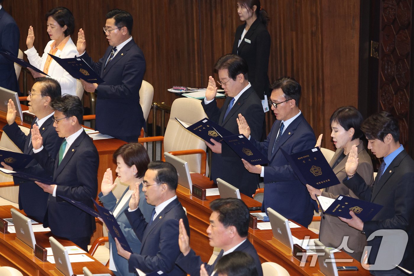 이재명 더불어민주당 대표를 비롯한 의원들이 2일 오후 서울 여의도 국회 본회의장에서 열린 제22대 국회 개원식 겸 제418회 국회&#40;정기회&#41; 개회식에서 의원들이 선서를 하고 있다. 2024.9.2/뉴스1 ⓒ News1 신웅수 기자