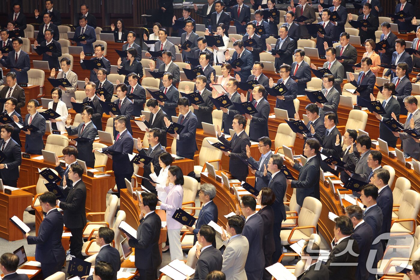 본문 이미지 - 서울 여의도 국회 본회의장에서 2024년 9월 2일 열린 제22대 국회 개원식 겸 제418회 국회(정기회) 개회식에서 의원들이 선서를 하고 있다. (뉴스1DB) ⓒ 뉴스1 신웅수 기자