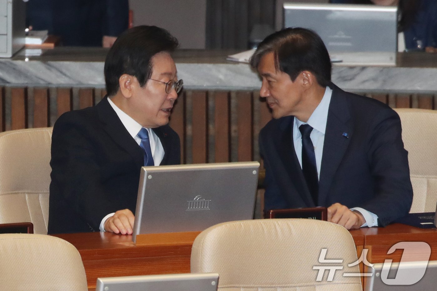 본문 이미지 - 이재명 더불어민주당 대표와 조국 조국혁신당 대표가 2일 오후 서울 여의도 국회 본회의장에서 열린 국회 개원식 겸 제418회 국회&#40;정기회&#41; 개회식에서 대화하고 있다. 2024.9.2/뉴스1 ⓒ News1 이광호 기자
