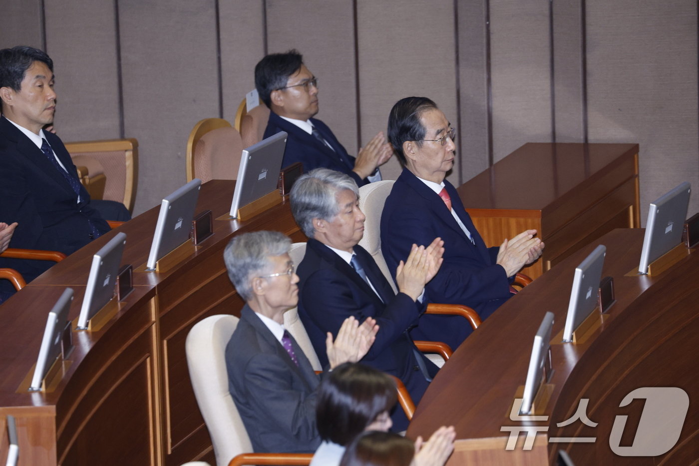 한덕수 국무총리, 이종석 헌법재판소장, 조희대 대법원장이 2일 오후 서울 여의도 국회 본회의장에서 열린 제22대 국회 개원식 겸 제418회 국회&#40;정기회&#41; 개회식에 참석해 우원식 국회의장 개회사를 들은 뒤 손뼉치고 있다. 2024.9.2/뉴스1 ⓒ News1 안은나 기자