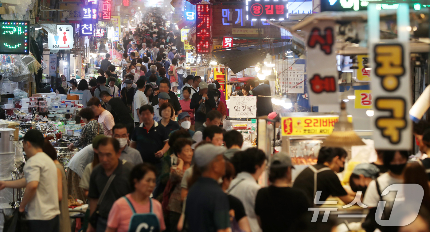 (부산=뉴스1) 윤일지 기자 = 추석 연휴를 2주 앞둔 2일 부산진구 부전시장이 명절 제수용품을 구입하려는 시민들로 북적이고 있다. 2024.9.2/뉴스1