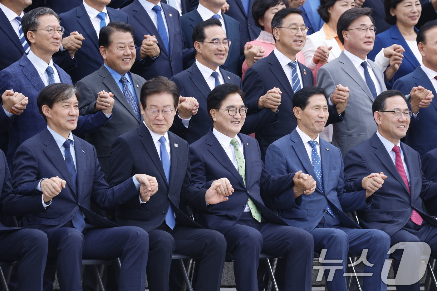 우원식 국회의장과 제22대 국회의원들이 2일 오후 서울 여의도 국회 본청 계단에서 전반기 단체 기념 사진 촬영을 하고 있다. 앞줄 왼쪽부터 조국 조국혁신당 대표, 이재명 더불어민주당 대표, 우 국회의장, 이학영, 주호영 국회부의장.2024.9.2/뉴스1 ⓒ News1 안은나 기자