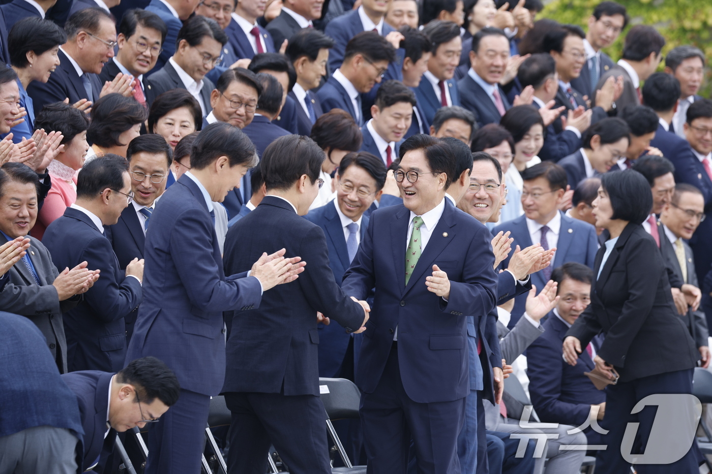 (서울=뉴스1) 안은나 기자 = 우원식 국회의장이 2일 오후 서울 여의도 국회 본청 계단에서 제22대 국회의원 전반기 단체 기념 사진 촬영을 마친 뒤 이재명 더불어민주당 대표와 악 …