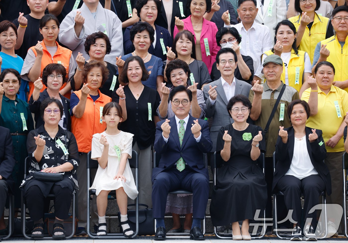 우원식 국회의장과 아기 기후소송단 초등학교 6학년 한제아 학생, 김미숙 김용균재단 이사장, 세월호·이태원·오송 참사 등 사회적 참사 유족들, 반민족행위특별조사위원회&#40;반민특위&#41; 후손, 응급의학 종사자 등이 2일 오후 서울 여의도 국회에서 제22대 국회 개원식 겸 제418회 국회&#40;정기회&#41; 개회식을 마친 뒤 기념 촬영을 하고 있다. 2024.9.2/뉴스1 ⓒ News1 안은나 기자