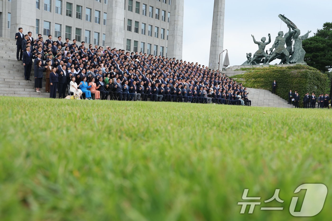 우원식 국회의장과 제22대 국회의원들이 2일 오후 서울 여의도 국회 본청 앞 계단에서 전반기 단체 기념 사진 촬영을 하고 있다. 2024.9.2/뉴스1 ⓒ News1 신웅수 기자