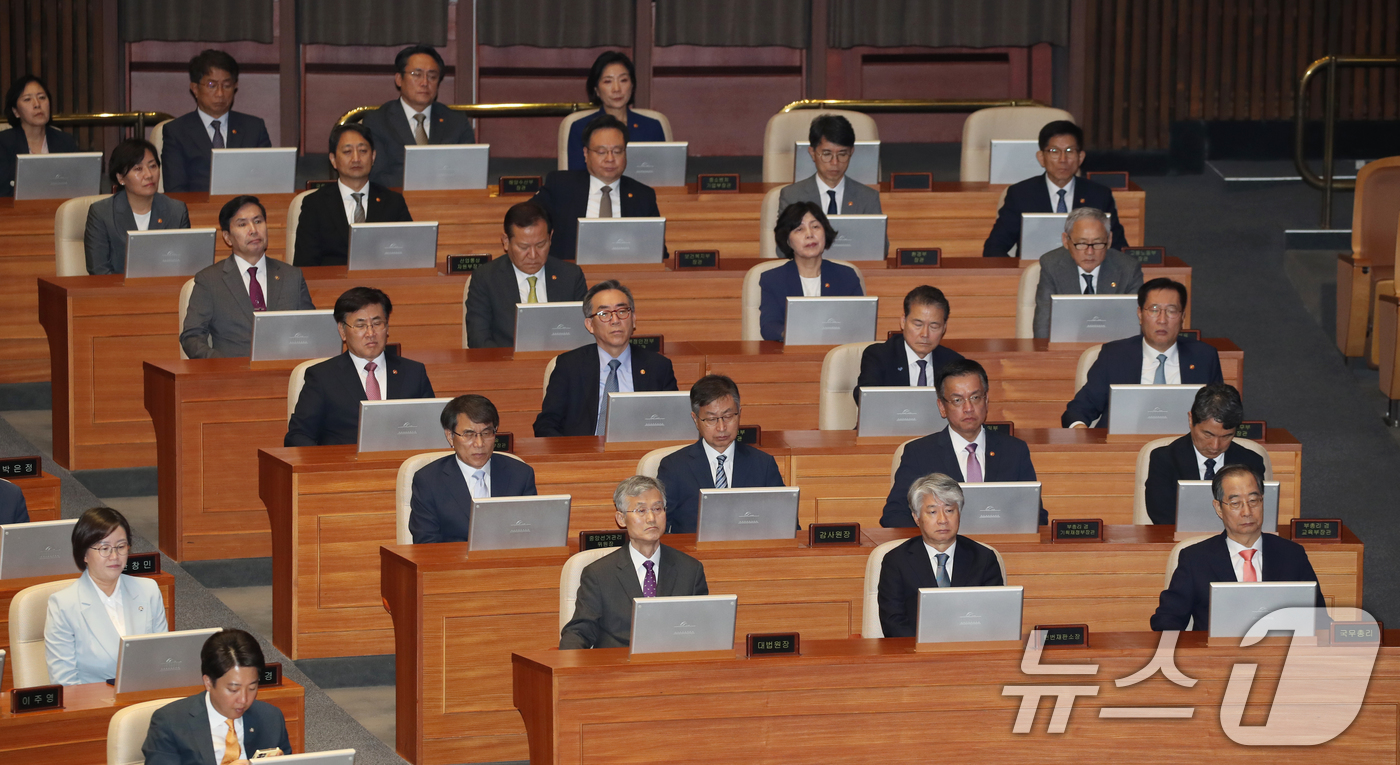 (서울=뉴스1) 이광호 기자 = 한덕수 국무총리와 이종석 헌법재판소장 및 국무위원들이 2일 오후 서울 여의도 국회 본회의장에서 열린 정기국회 개원식 겸 22대 국회 개원식에 참석해 …