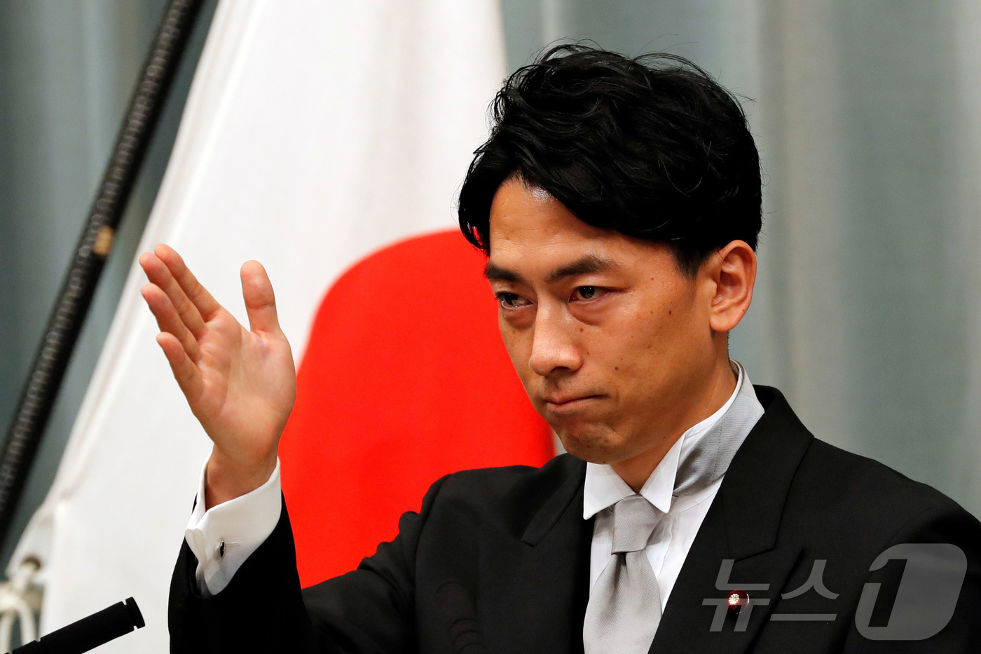 (도쿄 로이터=뉴스1) 유수연 기자 = 고이즈미 신지로 일본 환경부 장관이 16일 일본 도쿄에서 열린 기자회견에서 연설하고 있다. 2020.09.16ⓒ 로이터=뉴스1