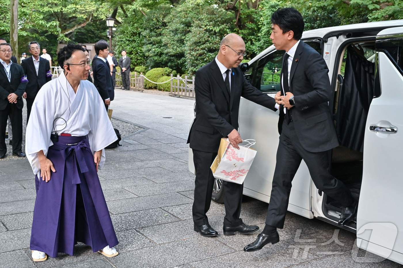 (도쿄 AFP=뉴스1) 유수연 기자 = 고이즈미 신지로(오른쪽) 전 환경부 장관이 광복절인 15일 도쿄 야스쿠니 신사를 방문했다. 2024.08.15ⓒ AFP=뉴스1