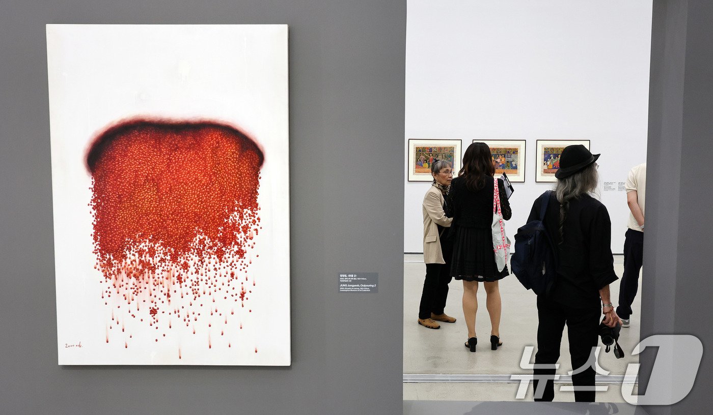 본문 이미지 - 2일 서울 종로구 국립현대미술관 서울관에서 열린 '접속하는 몸-아시아 여성 미술가들' 언론공개회에서 취재진이 전시를 둘러보고 있다. 1960년대 이후 아시아 11개국 주요 여성 미술가들의 작품을 조망하는 대규모 기획전시인 '접속하는 몸-아시아 여성 미술가들'전은 오는 3일 개막한다. 2024.9.2/뉴스1 ⓒ News1 박지혜 기자