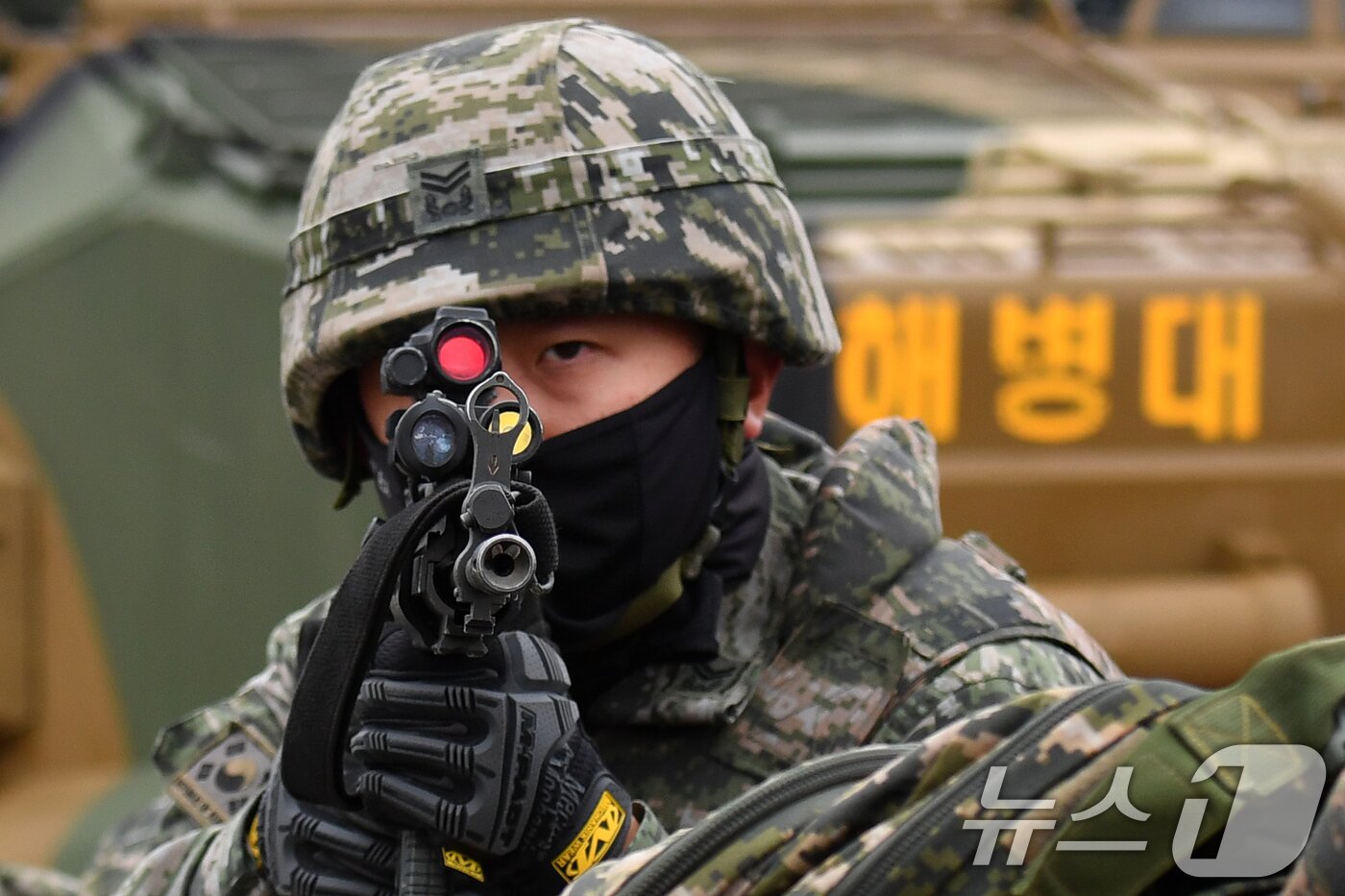 본문 이미지 - 한·미 해군과 해병대의 대규모 연합상륙훈련인 ‘2024 쌍룡훈련’이 2일 경북 포항시 북구 송라면 해안에서 실시된 가운데 해안 두보를 확보한 해병대 1사단 부소대장이 교전을 준비하고 있다. 2024.9.2/뉴스1 ⓒ News1 최창호 기자