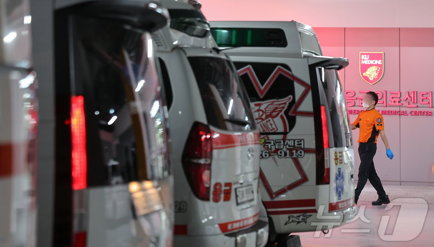 본문 이미지 - 추석 연휴 기간을 앞두고 응급실 과부하에 대한 우려가 커지고 있다. 전국의과대학교수 비상대책위원회(전의비)는 2일 "응급실은 전문의 부족으로 인해 제대로 운영이 되지 못하고 있다. 정부 발표와 다르게 이미 많은 응급실은 정상 진료를 못 하고 있다＂며 “추석을 기점으로 응급진료가 안 되는 질환이 더욱 증가하고 응급실을 닫는 대학이 늘어날 것＂이라며 사태 해결을 촉구했다. 사진은 이날 서울 시내 한 대학병원 응급실. 2024.9.2/뉴스1 ⓒ News1 김도우 기자