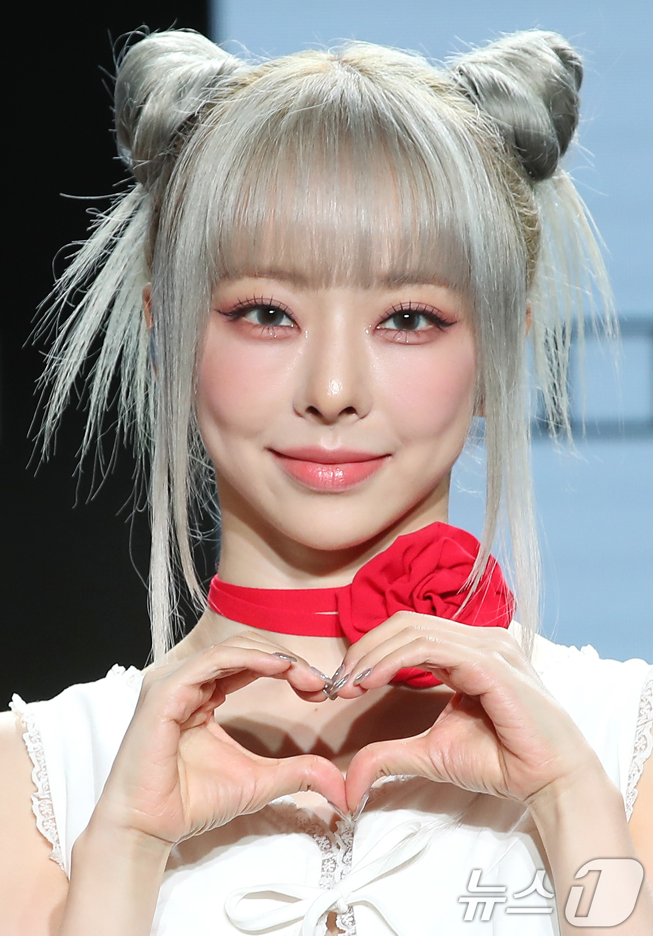 (서울=뉴스1) 권현진 기자 = 그룹 루셈블 비비가 2일 오후 서울 강남구 일지아트홀에서 가진 세 번째 미니앨범 'TTYL' 발매 기념 쇼케이스에서 포즈를 취하고 있다. 2024. …